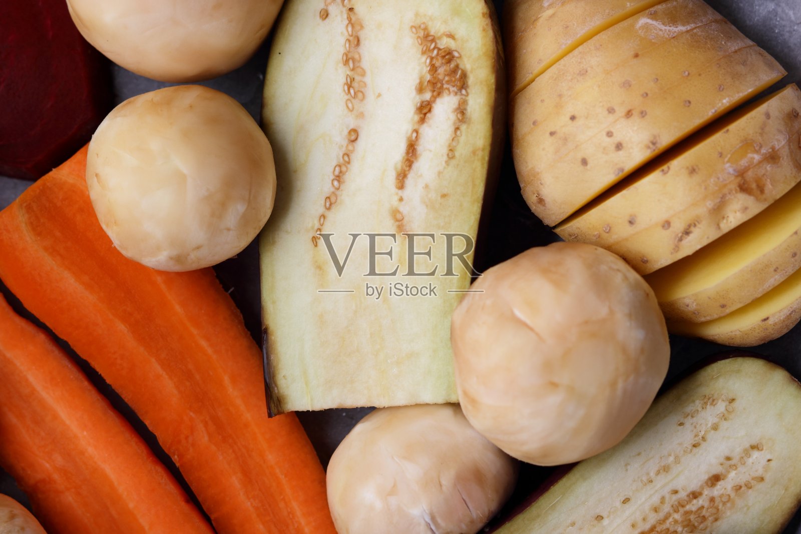 茄子，胡萝卜，洋葱，蘑菇，土豆，甜菜在家庭厨房烹饪之前照片摄影图片