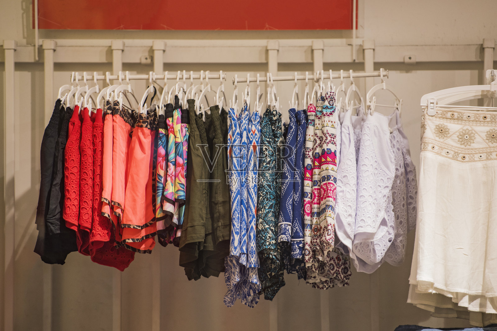 妇女们在马德里的一家商店里穿着衣服照片摄影图片