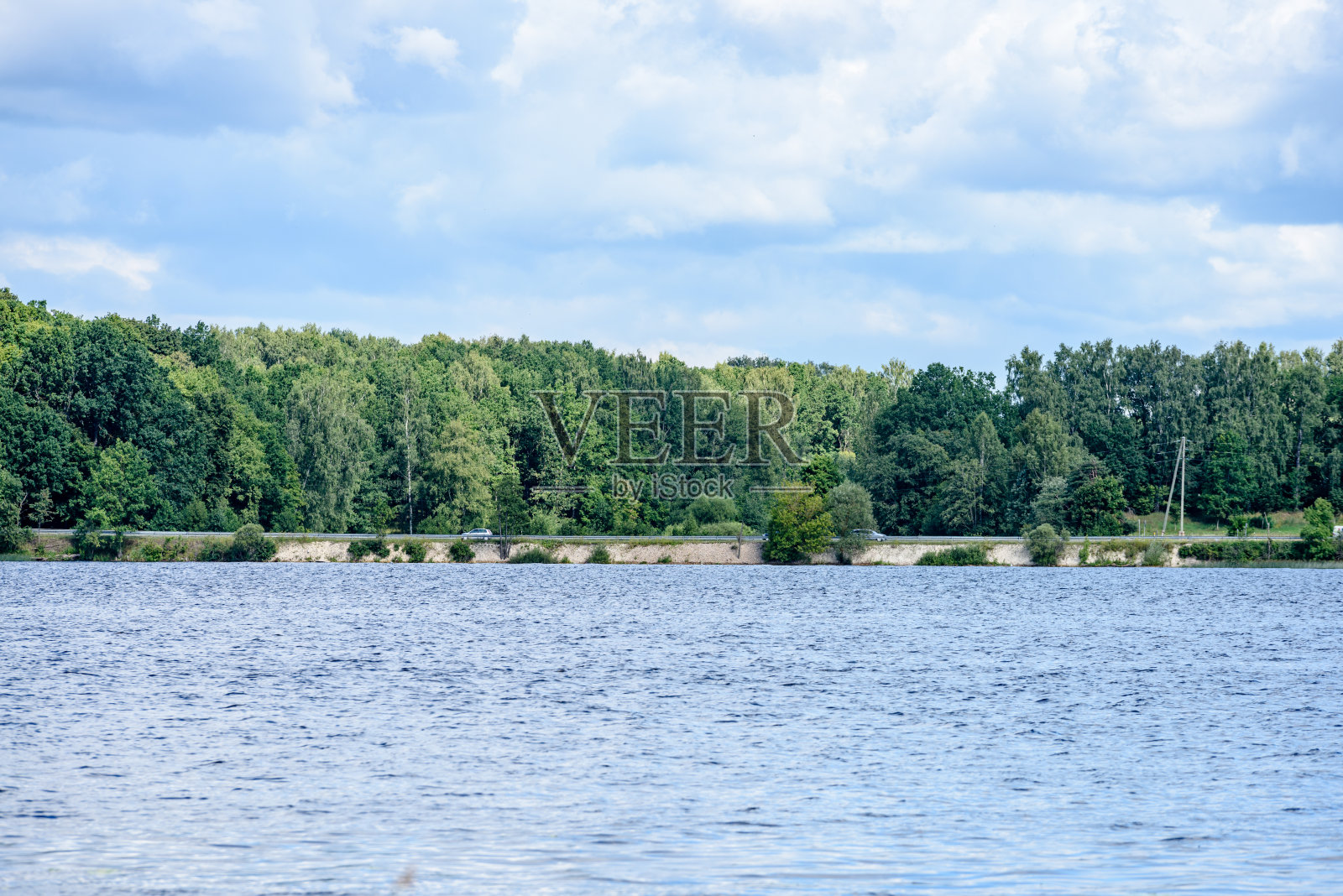 夏日湖面上的彩云照片摄影图片