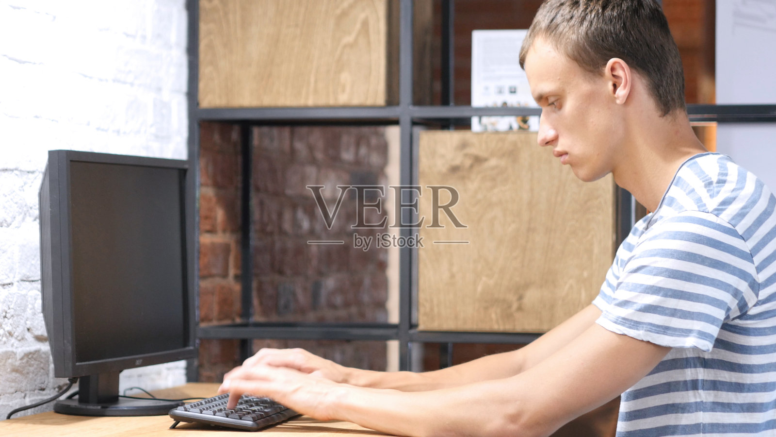 英俊的商人在办公室用电脑工作照片摄影图片