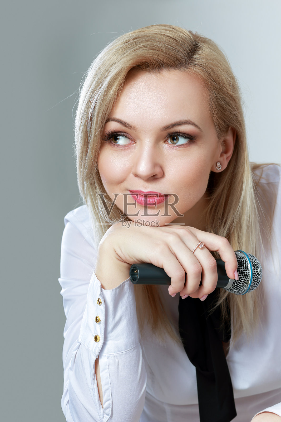 自信的年轻女人照片摄影图片