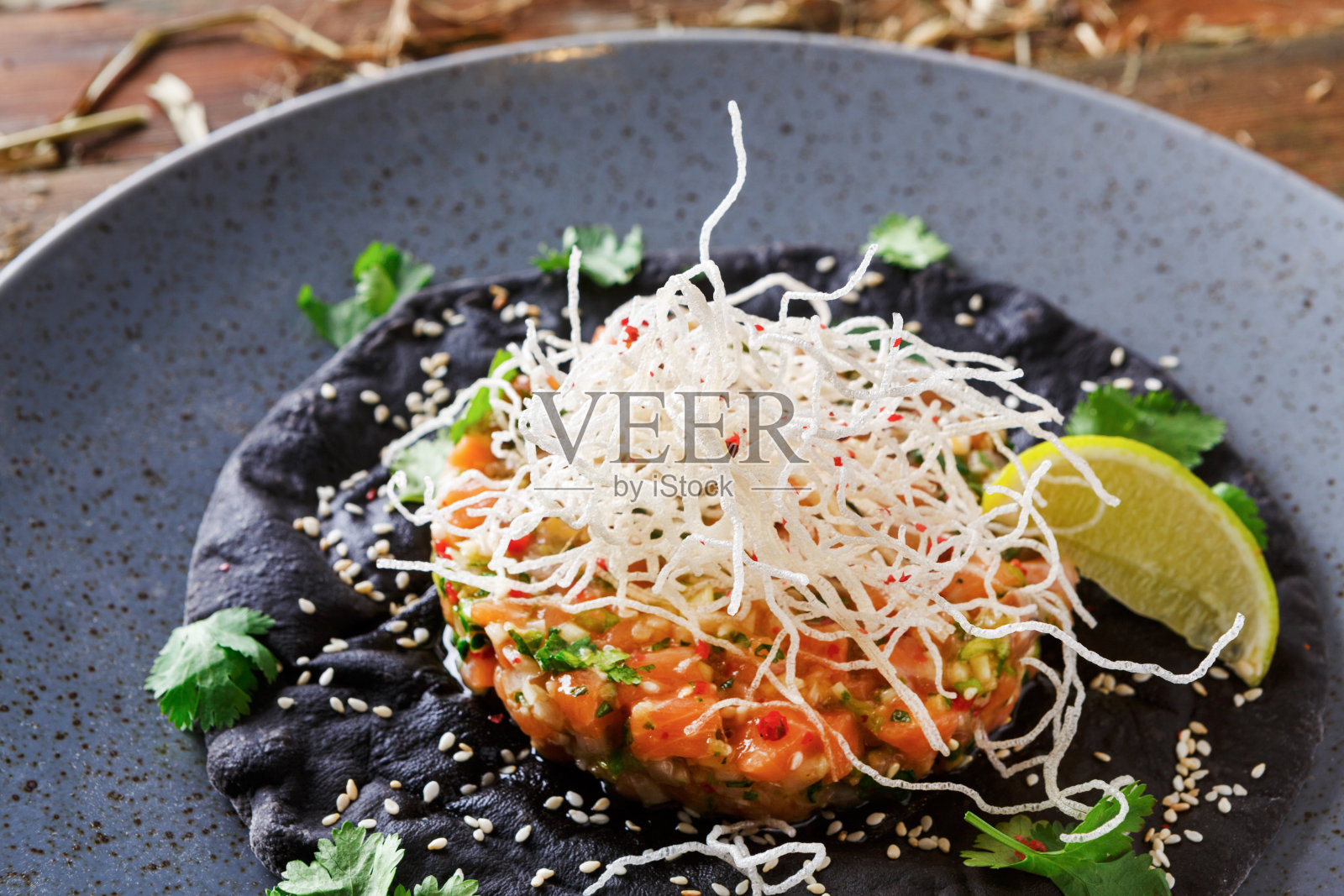 夏威夷戳在黑芝麻扁平蛋糕上。现代餐厅餐饮背景照片摄影图片