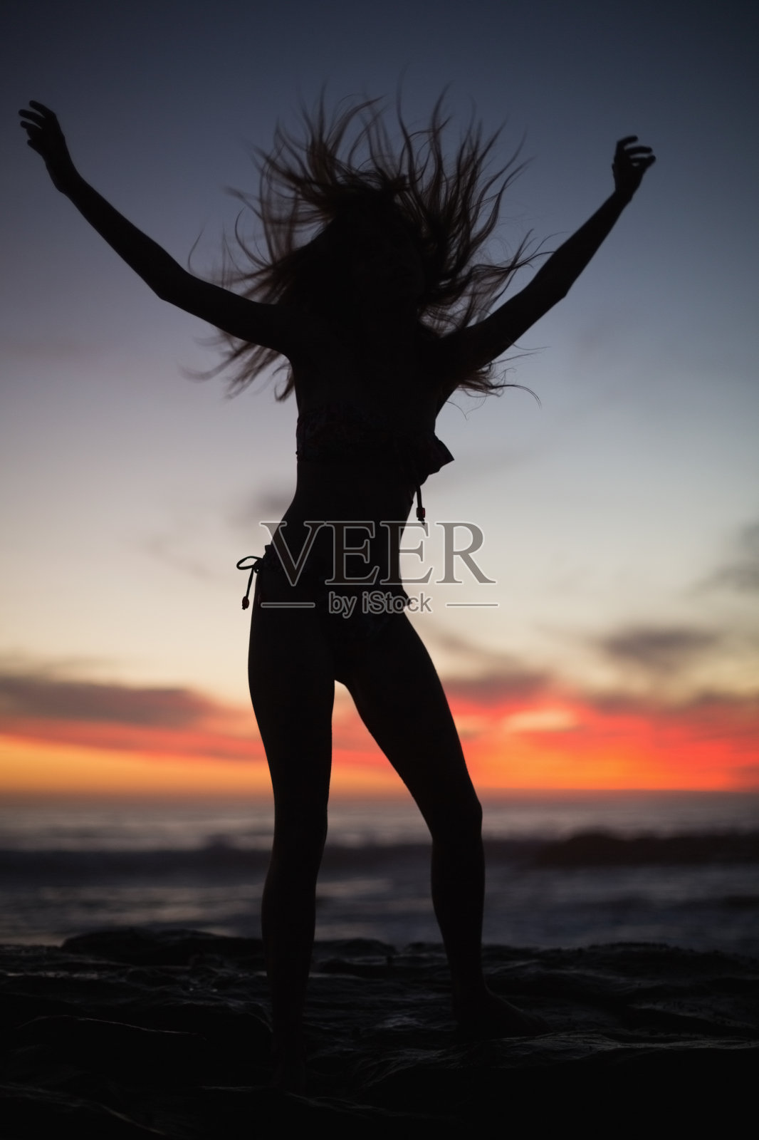 美丽的女人的剪影享受在海上的背景照片摄影图片