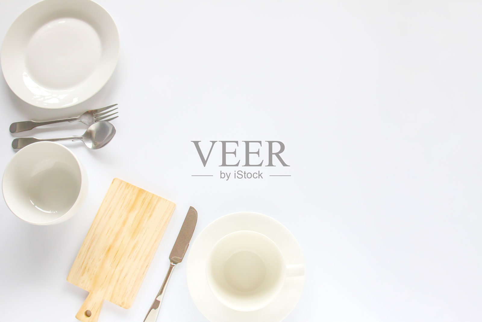 设计理念:在白色背景上设置各种厨房用具的模型。照片摄影图片