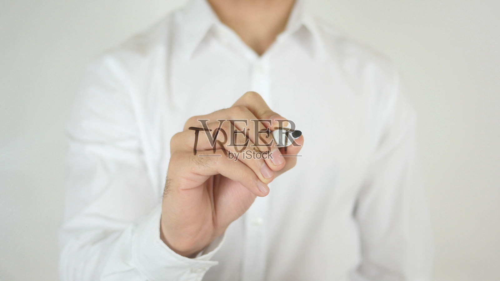 信任，写在玻璃上照片摄影图片