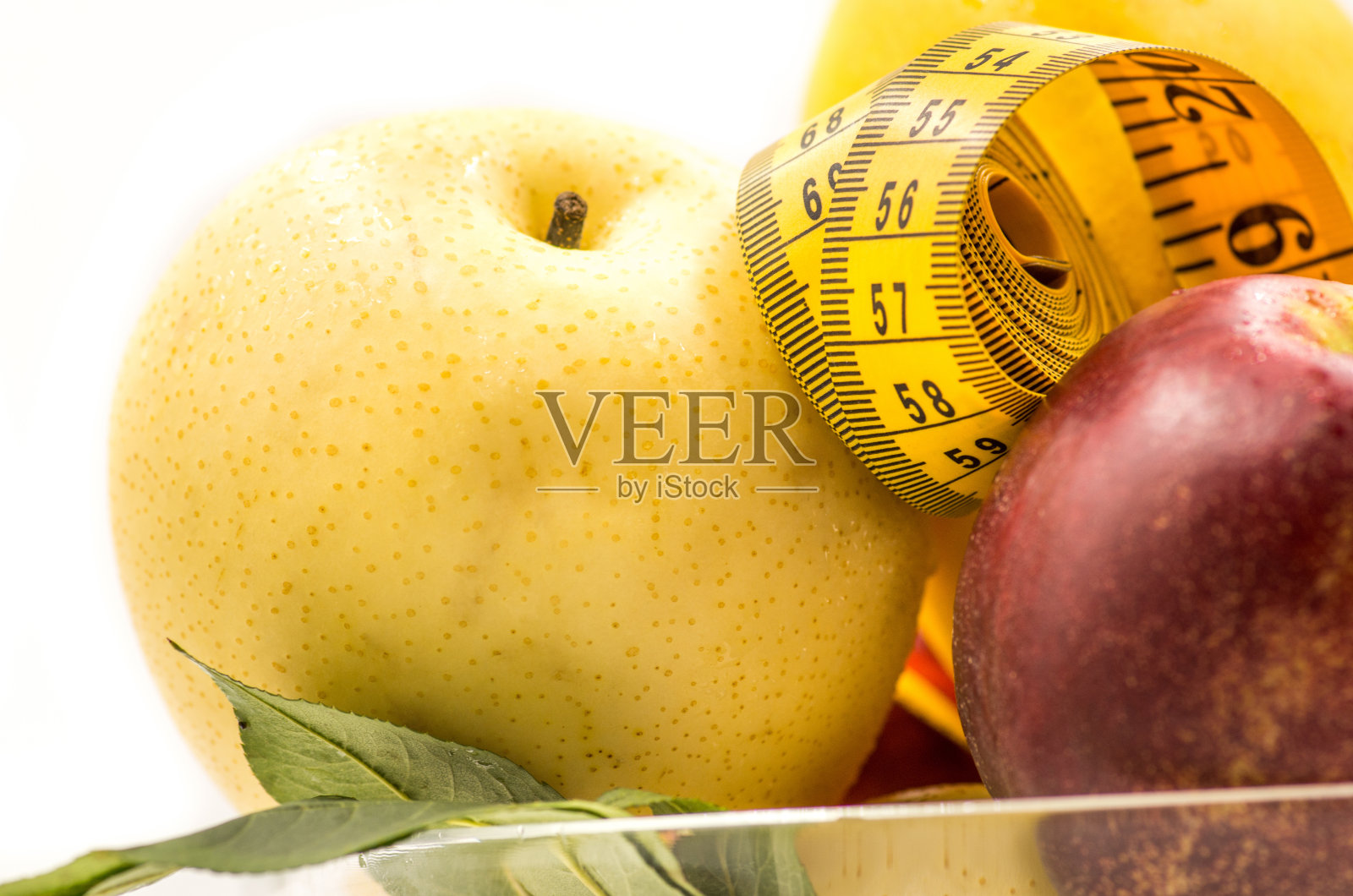 水晶花瓶里的水果照片摄影图片