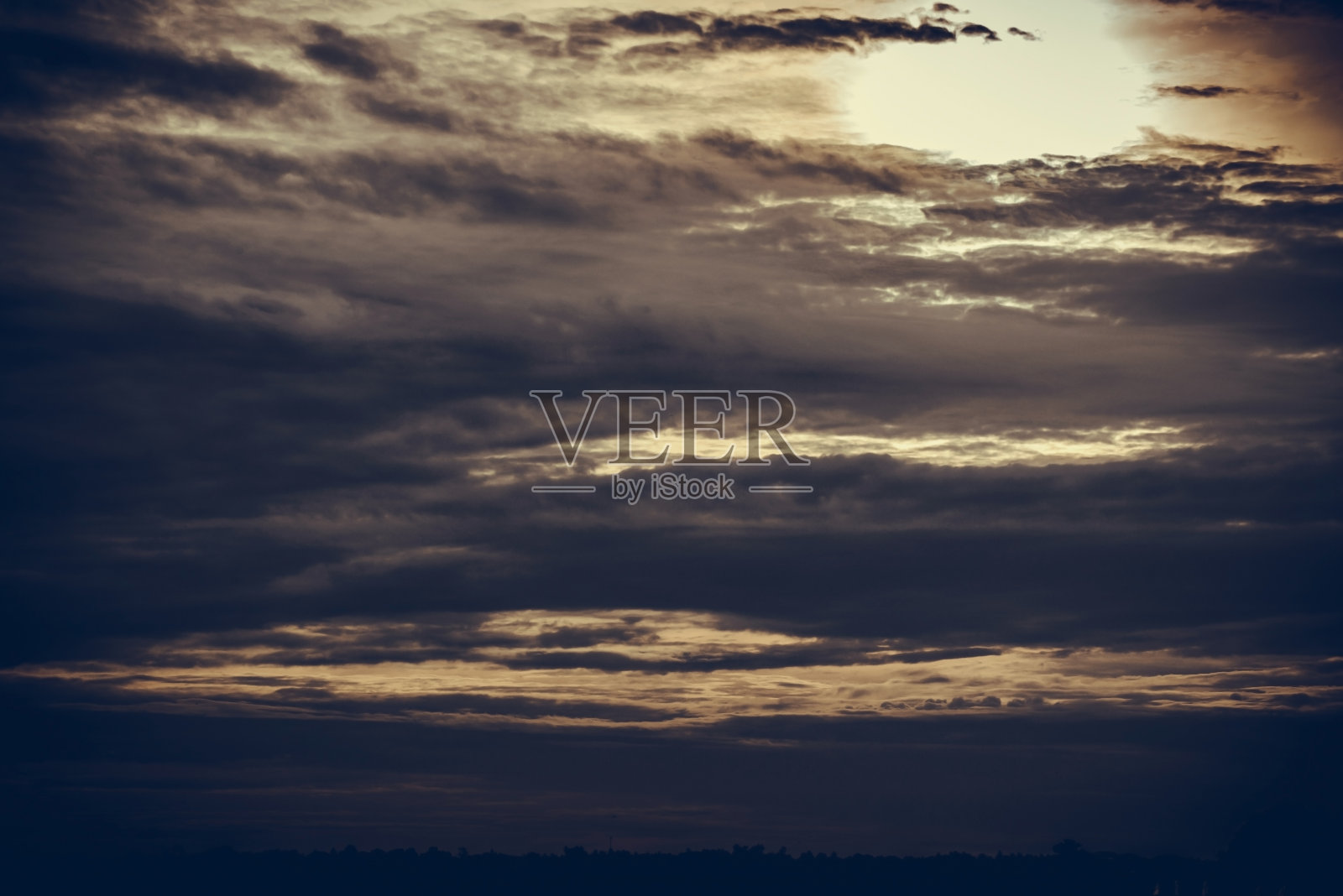 深蓝的天空和白云，白云。照片摄影图片