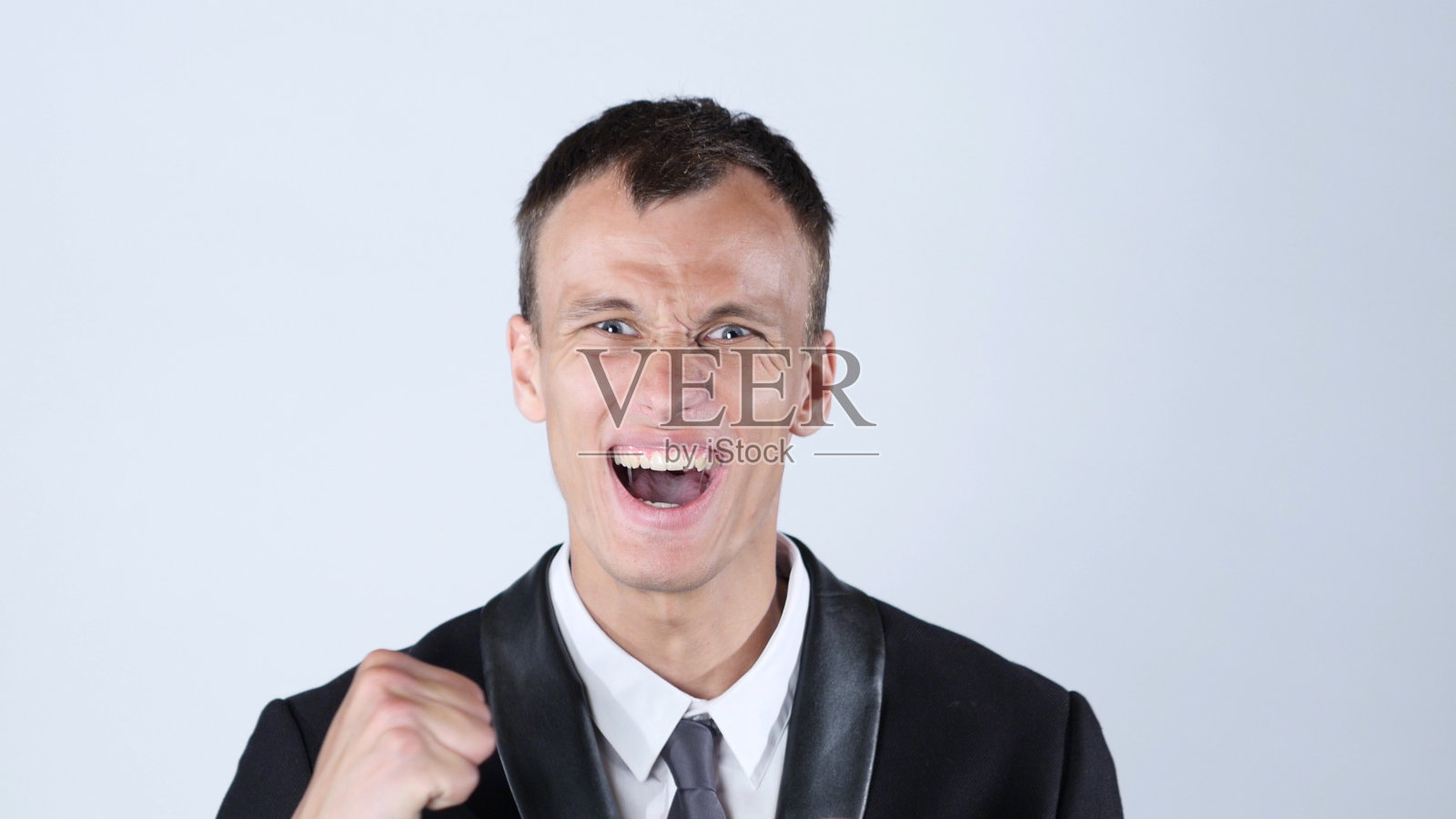 快乐的商人在听到好消息后享受着成功照片摄影图片