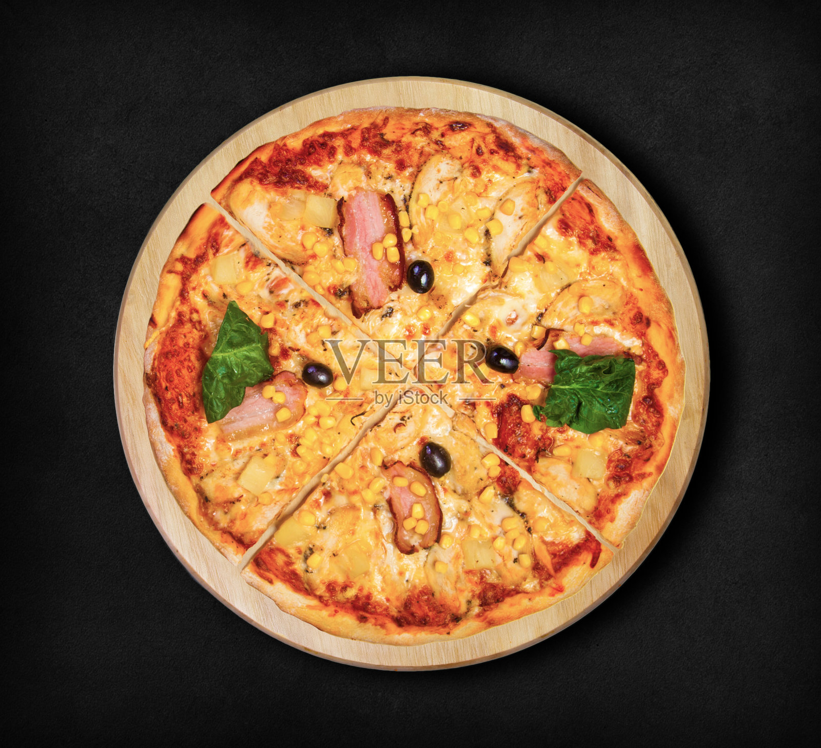 黑色背景上的披萨夏威夷。照片摄影图片