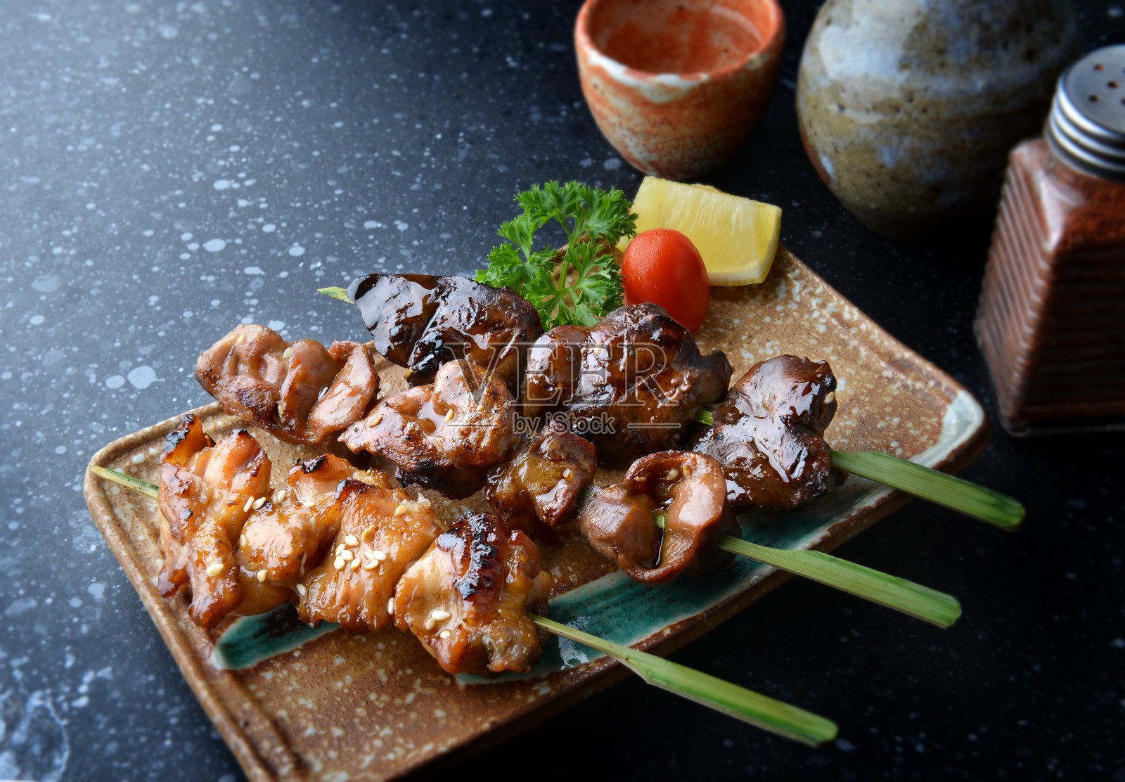 日式烤鸡或烤鸡肉。照片摄影图片