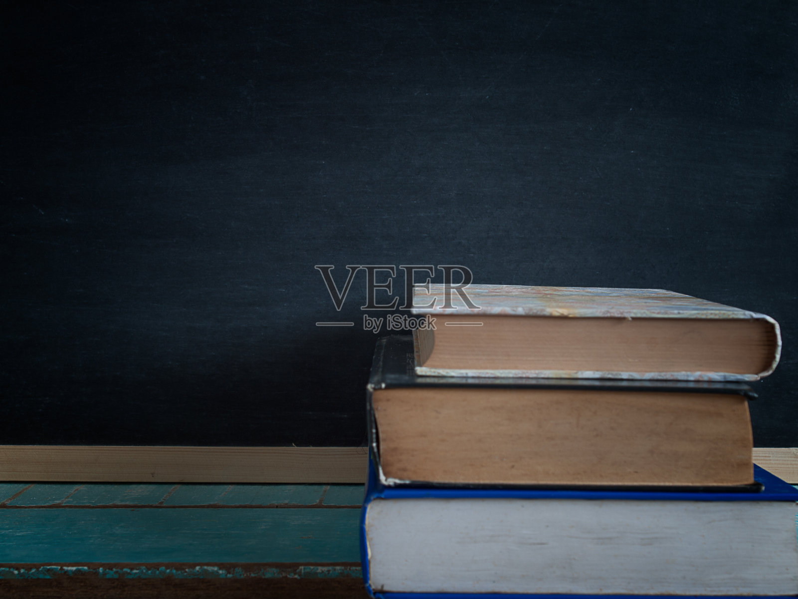 黑色背景上的旧书。照片摄影图片