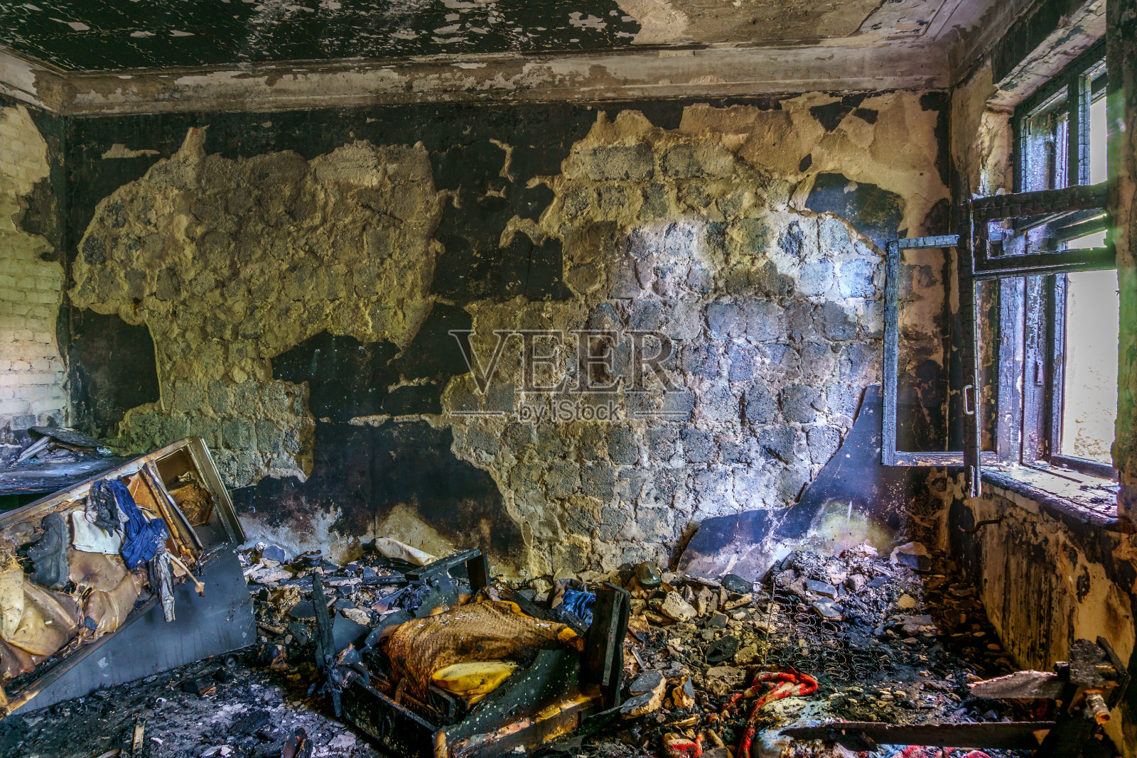 被烧毁的公寓，内部残留照片摄影图片