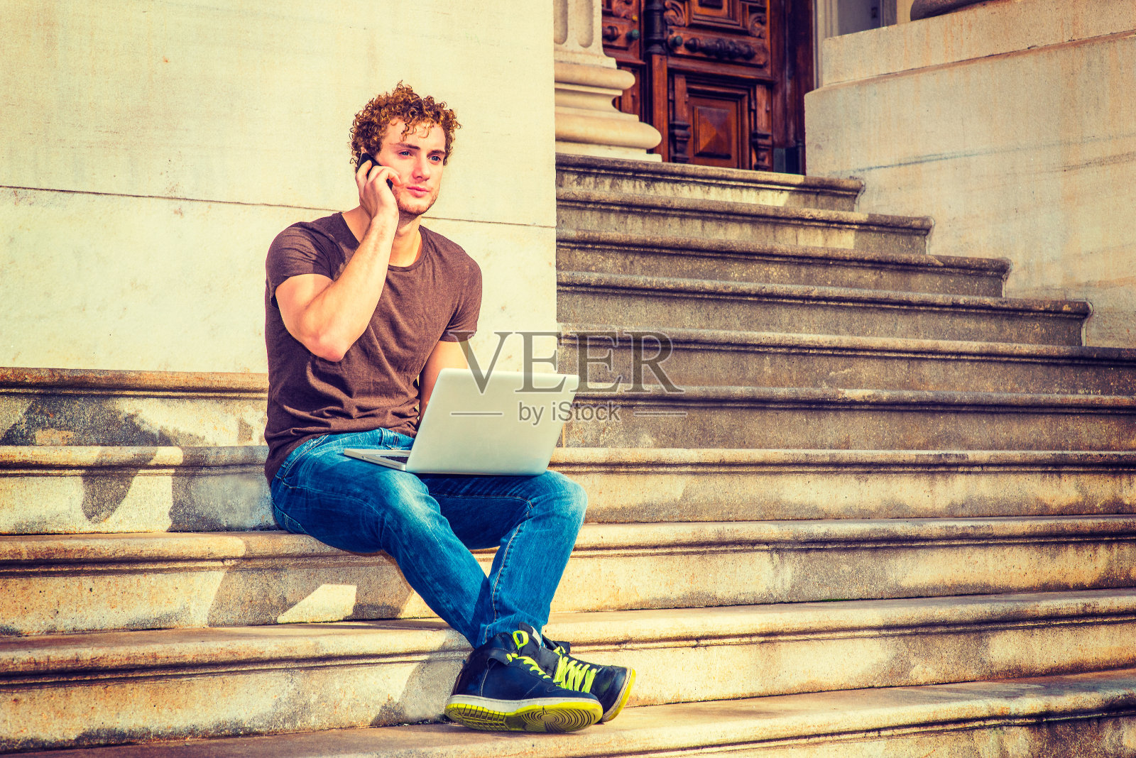 年轻人在外面工作。照片摄影图片