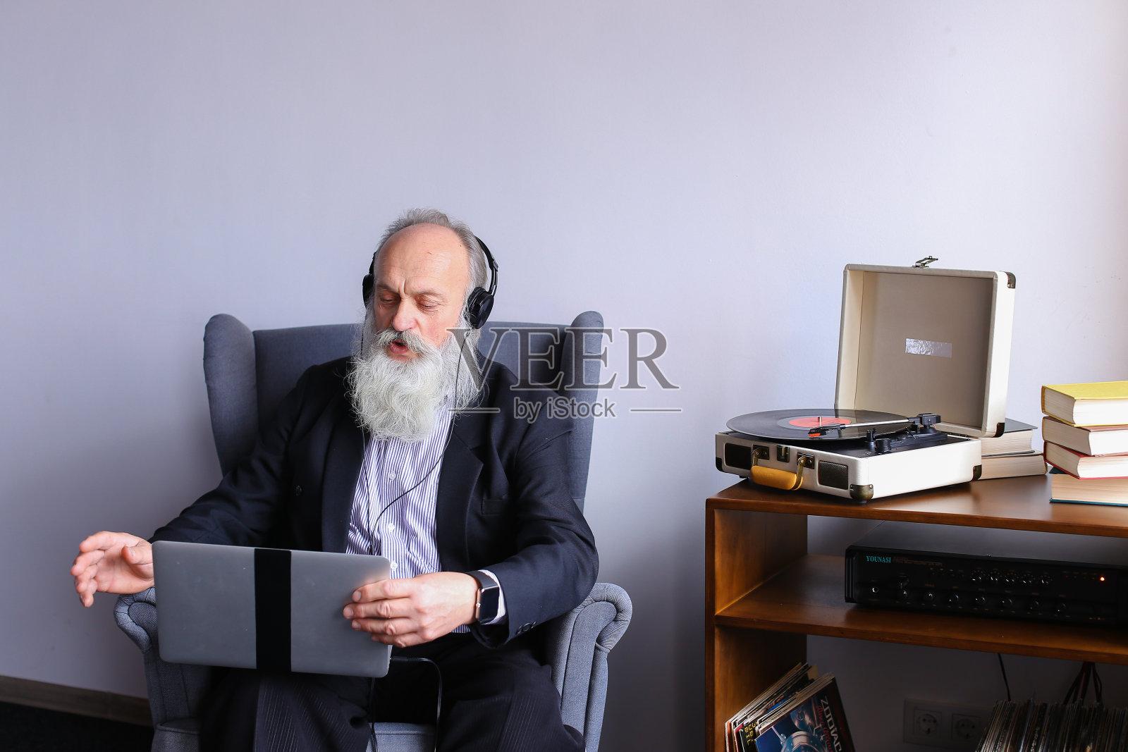 上了年纪的男性喜欢戴着耳机听摇滚乐照片摄影图片