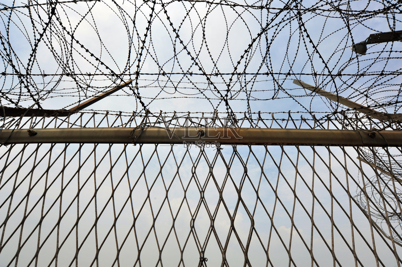 军事铁丝网缠绕照片摄影图片