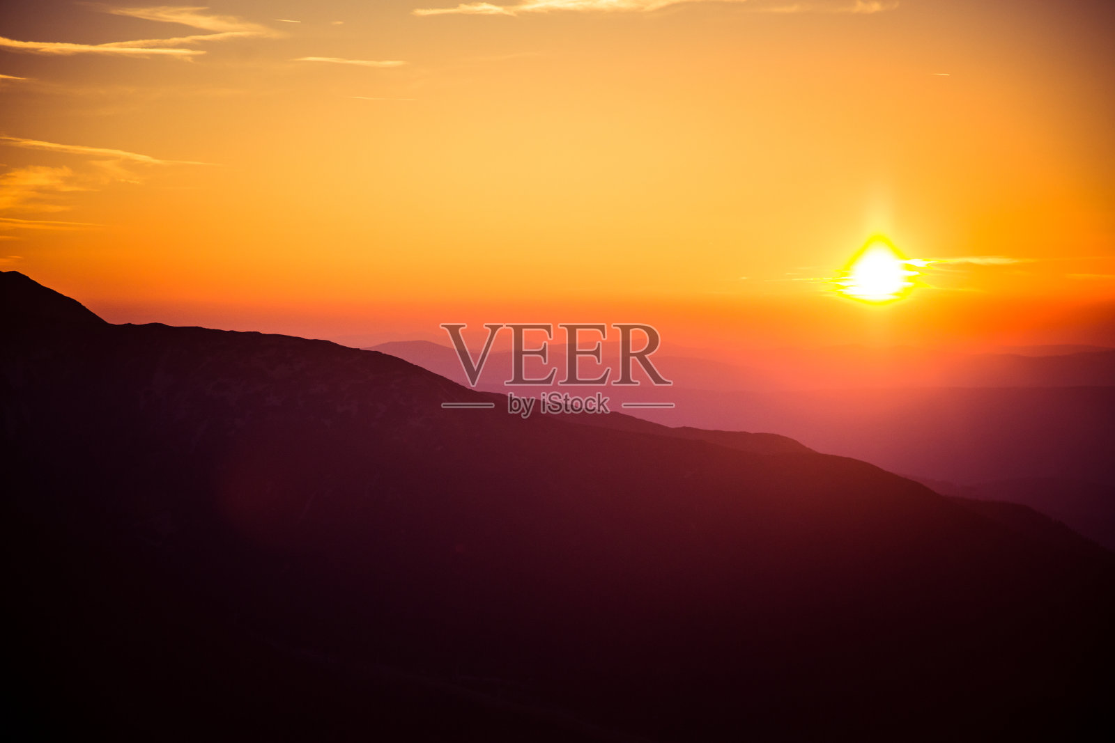 一个美丽的视角，上面的山与梯度照片摄影图片