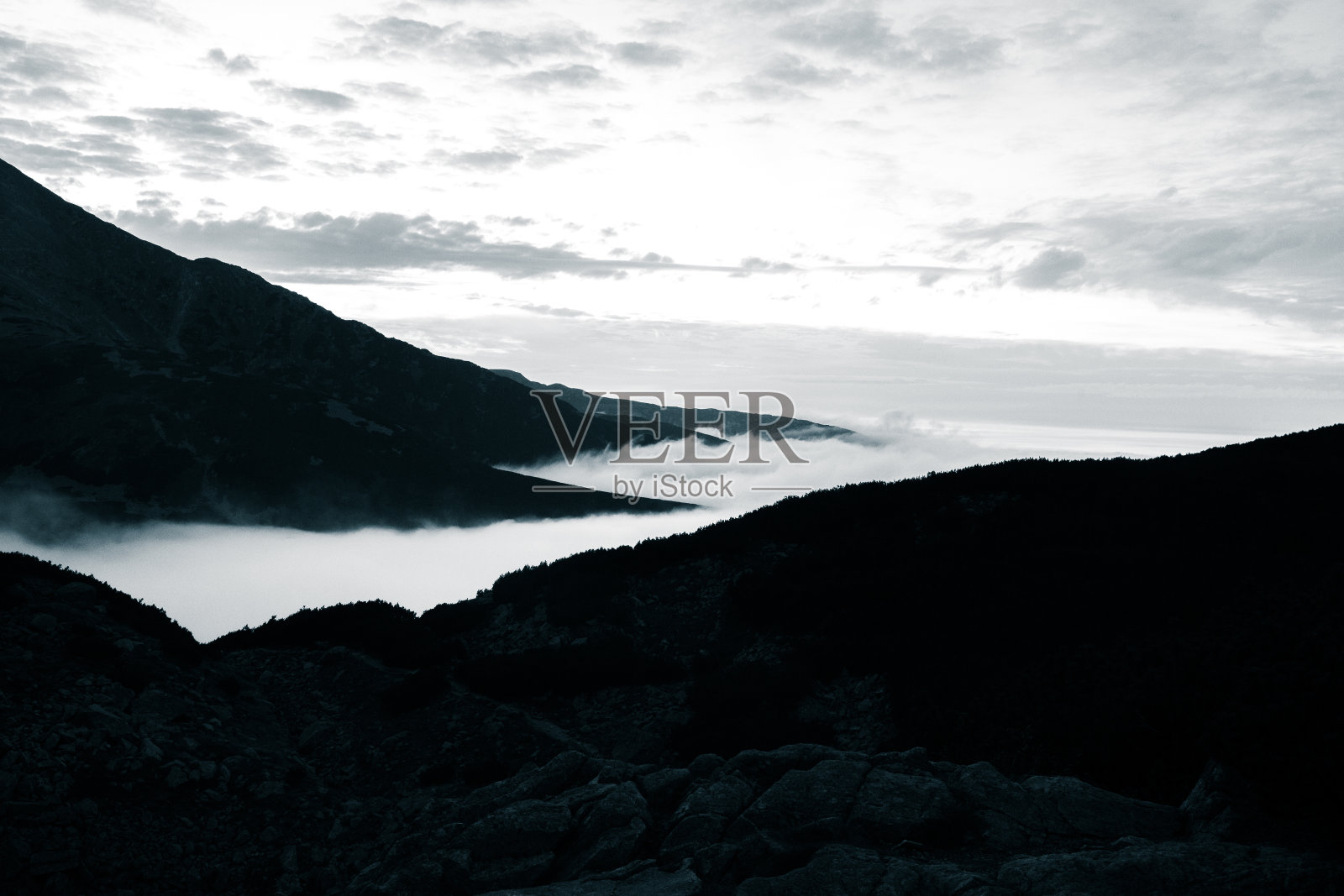 美丽的单色山景与上升的云照片摄影图片