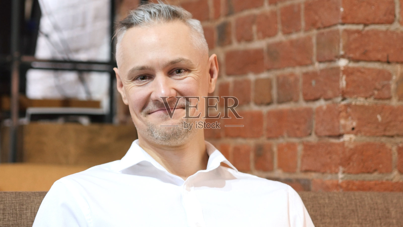 欣赏，快乐的中年男人照片摄影图片