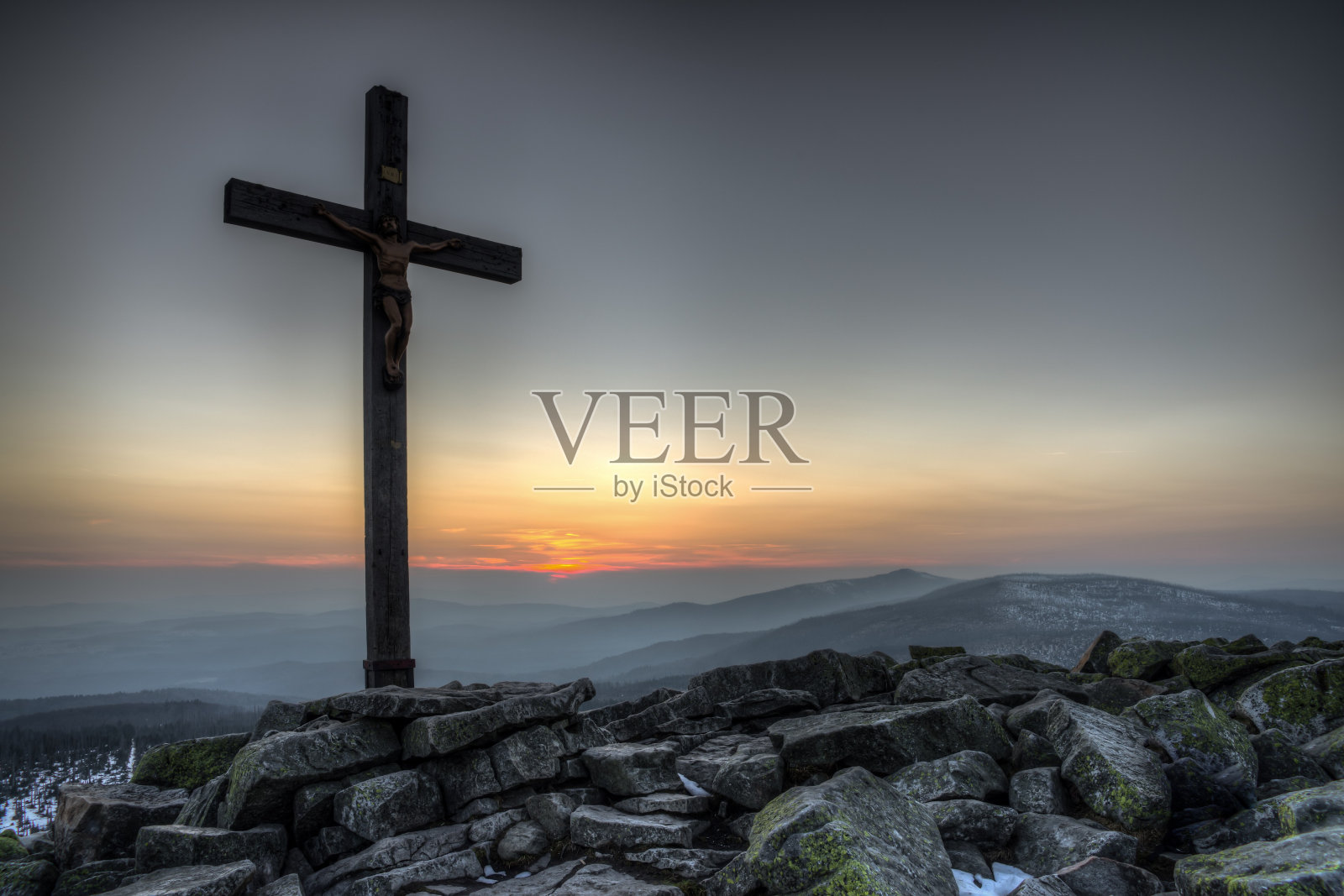 德国巴伐利亚森林里的绿森山上的日落照片摄影图片