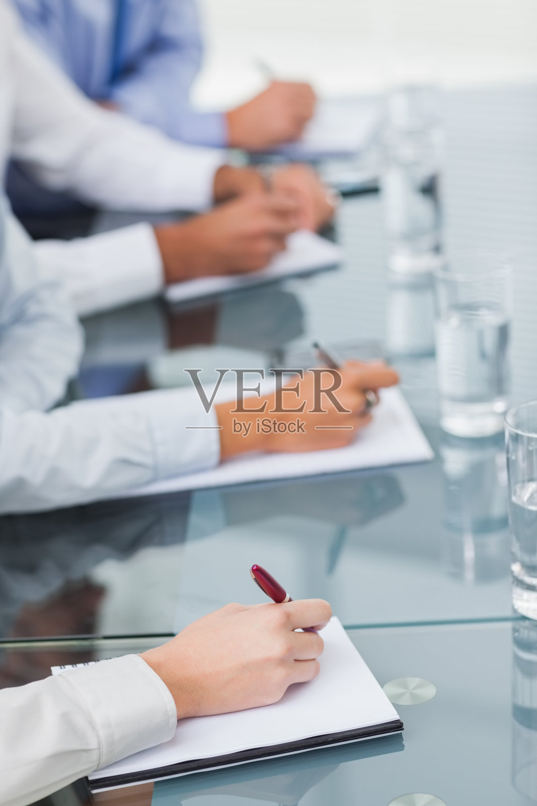 近距离观察同事在演讲时做笔记照片摄影图片