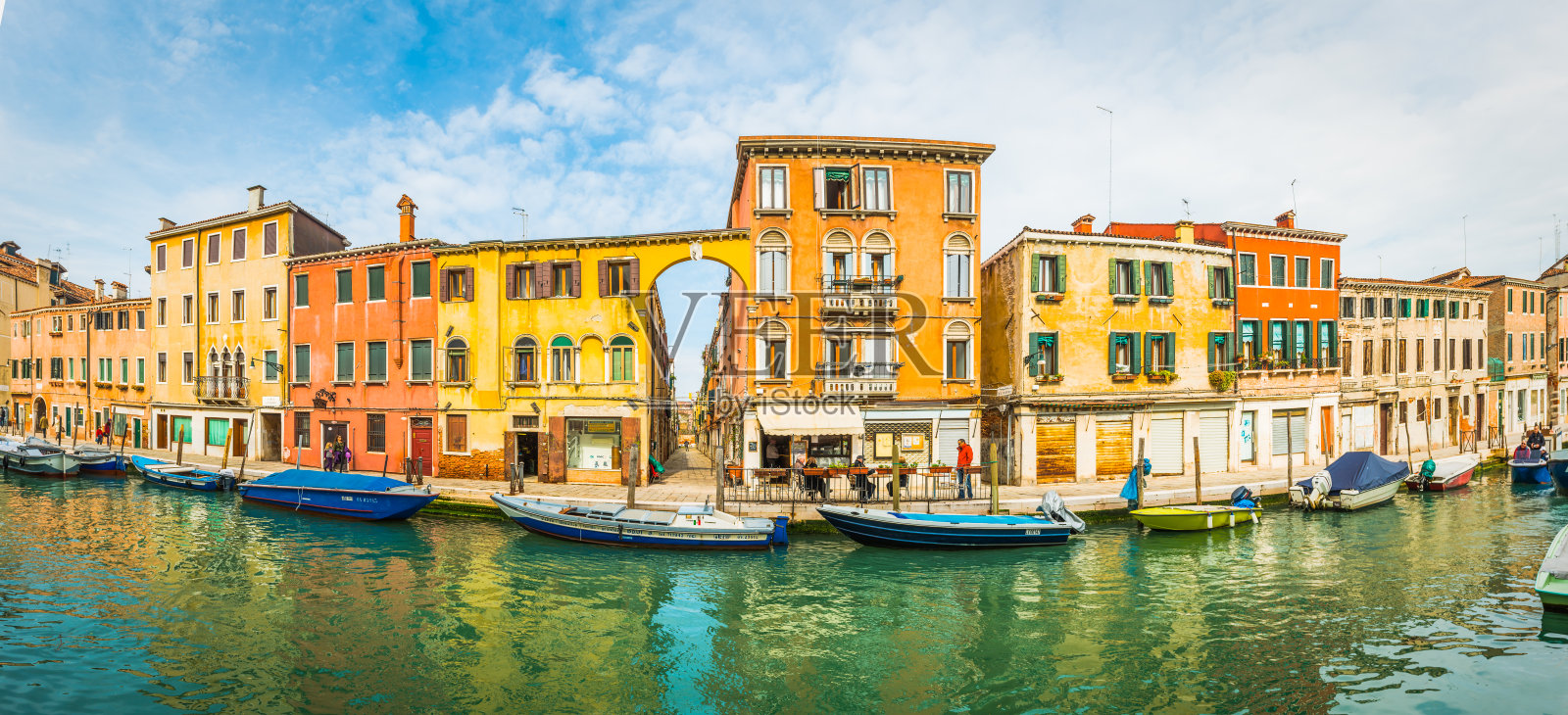 威尼斯当地人和船只旁边五颜六色的别墅运河全景意大利照片摄影图片