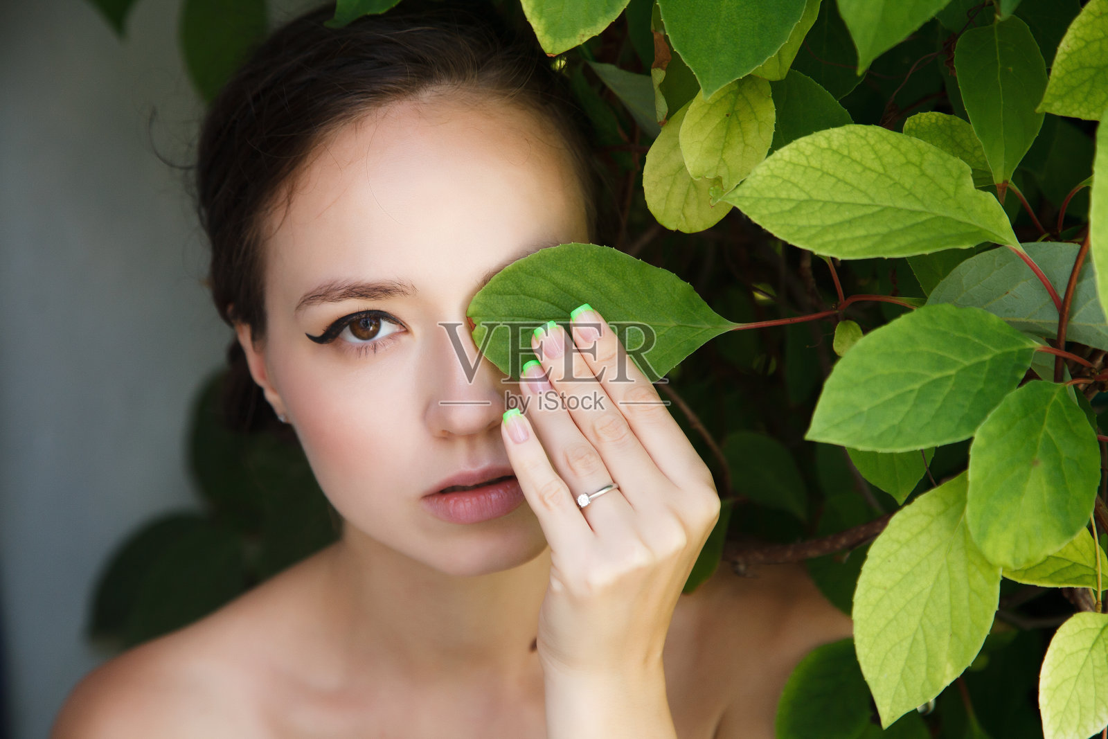 一个年轻女孩的肖像照片摄影图片