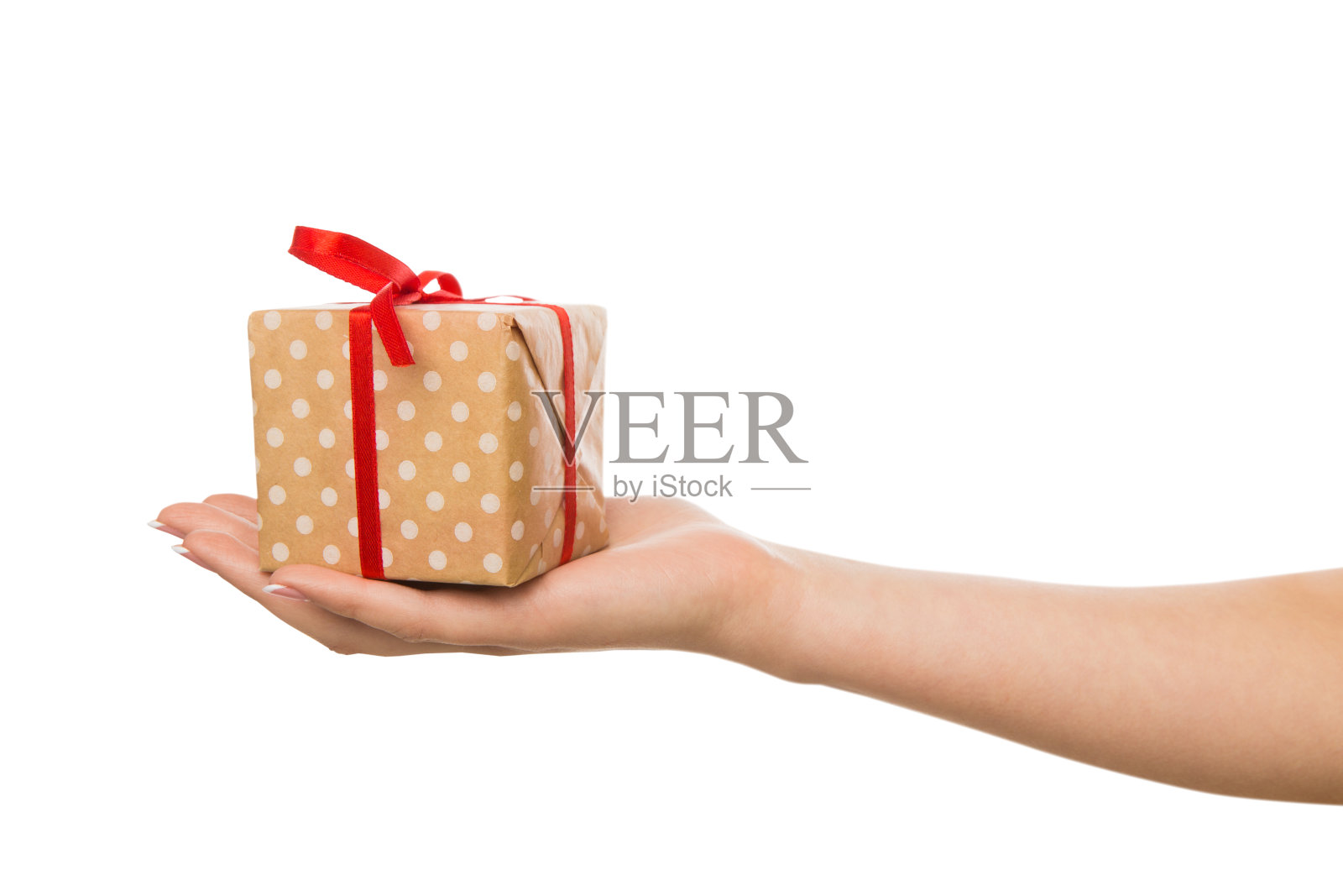 女人的手给礼物盒孤立上白色照片摄影图片