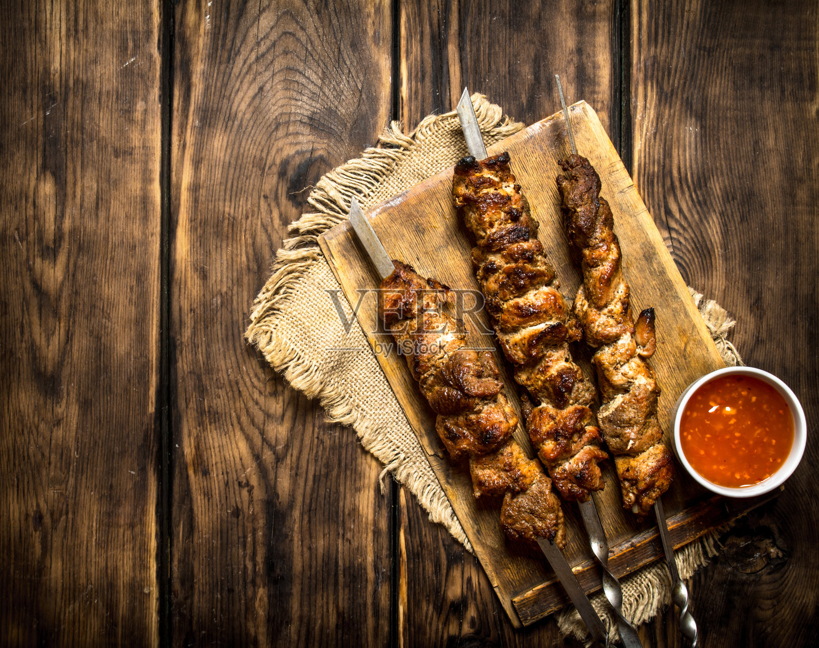 茄汁烤肉串。照片摄影图片