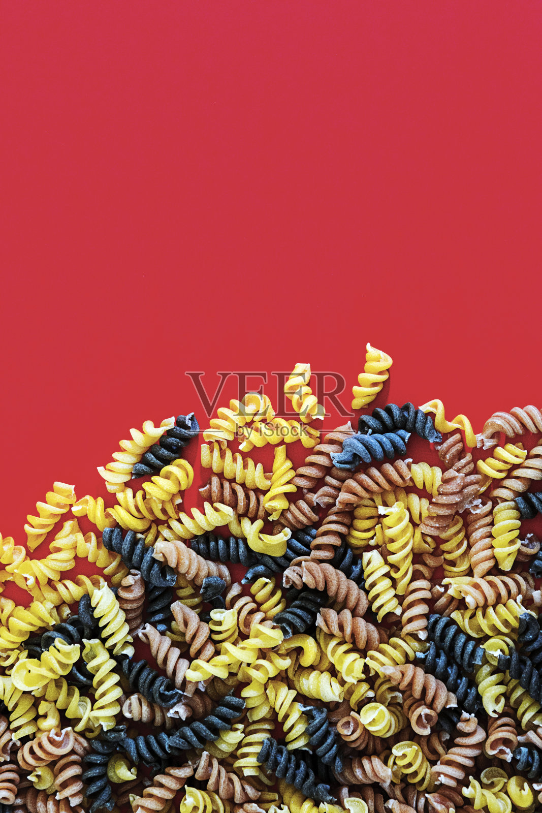 粉面孤立在红色背景为您的文字照片摄影图片