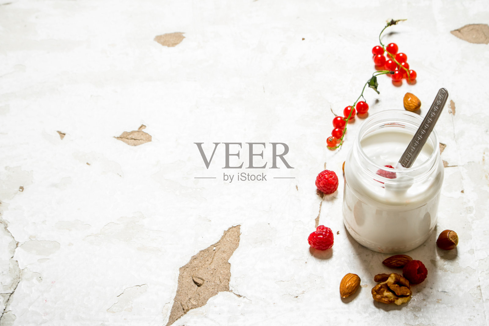 加坚果和野覆盆子的牛奶甜点。照片摄影图片