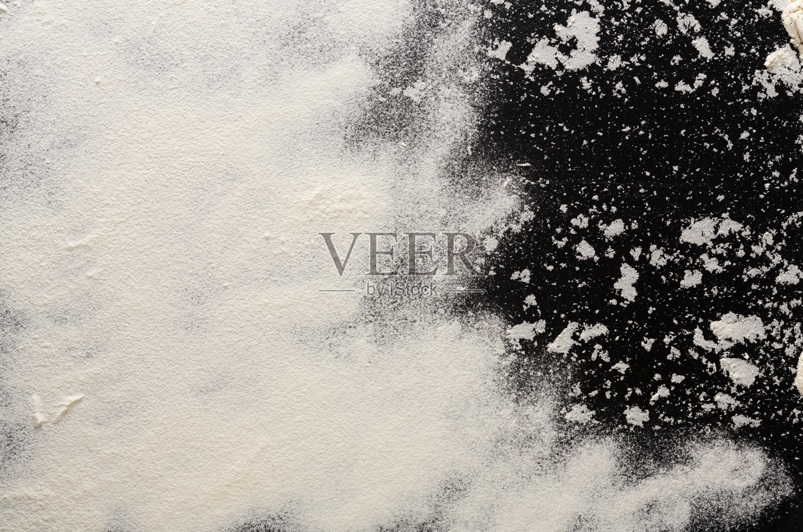 烘焙概念以黑色为背景，洒上面粉与拷贝空间照片摄影图片