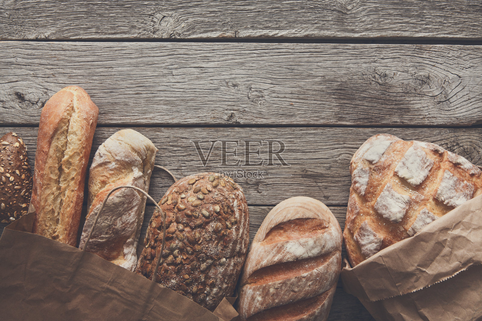 面包烘焙的背景。黑麦面包和白麦面包相结合照片摄影图片