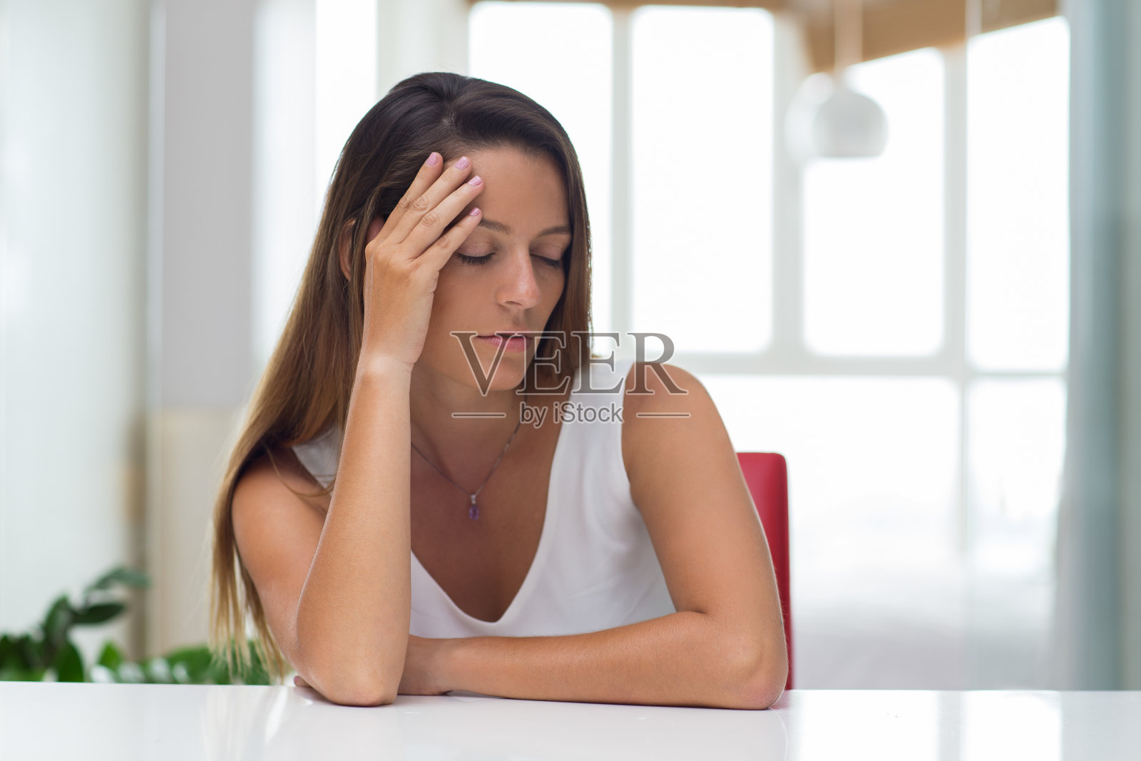 疲惫的年轻女商人头痛照片摄影图片