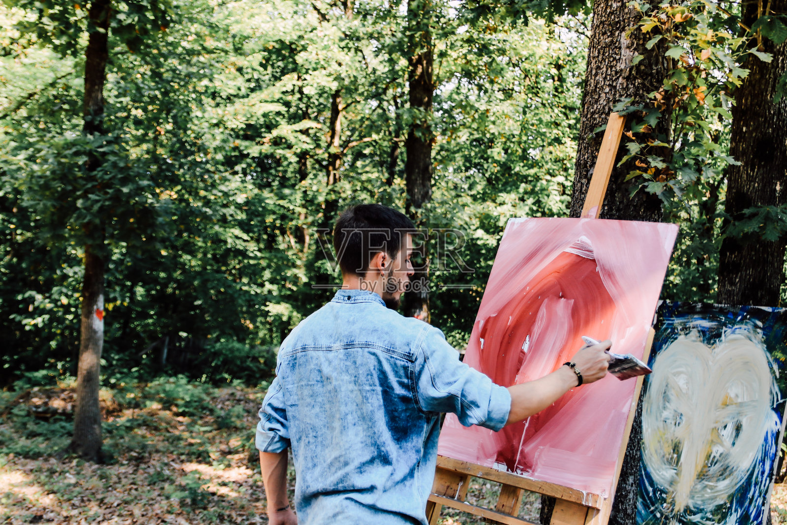 年轻的艺术家在大自然中作画照片摄影图片