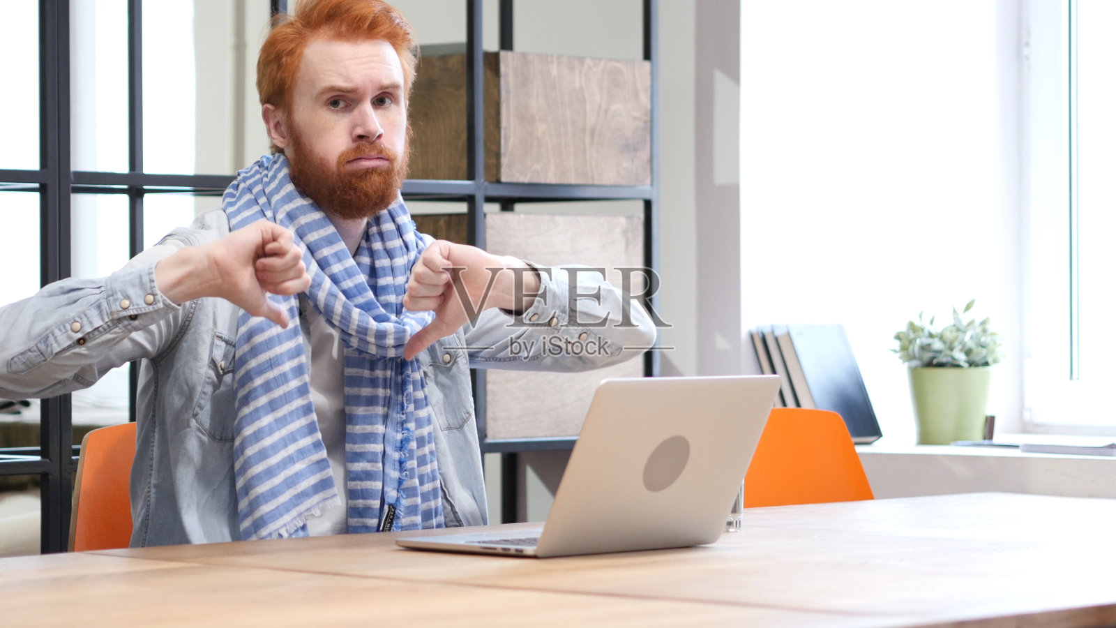 在笔记本电脑上工作时被人打趴下照片摄影图片