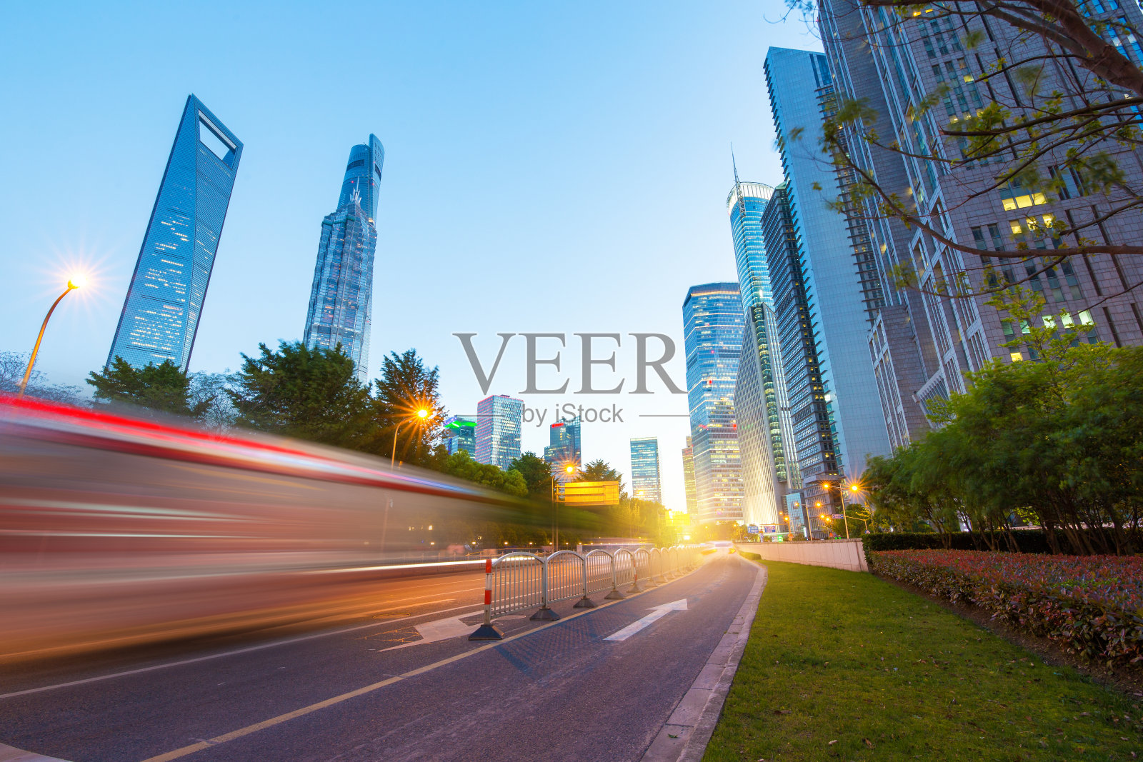 晚上的上海商业中心照片摄影图片