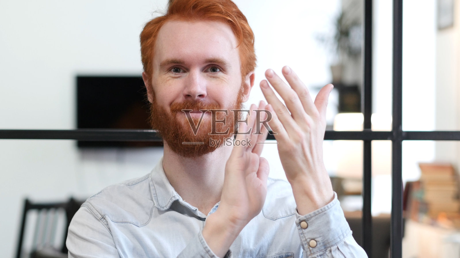 在工作中鼓掌的人，鼓掌的人的肖像照片摄影图片