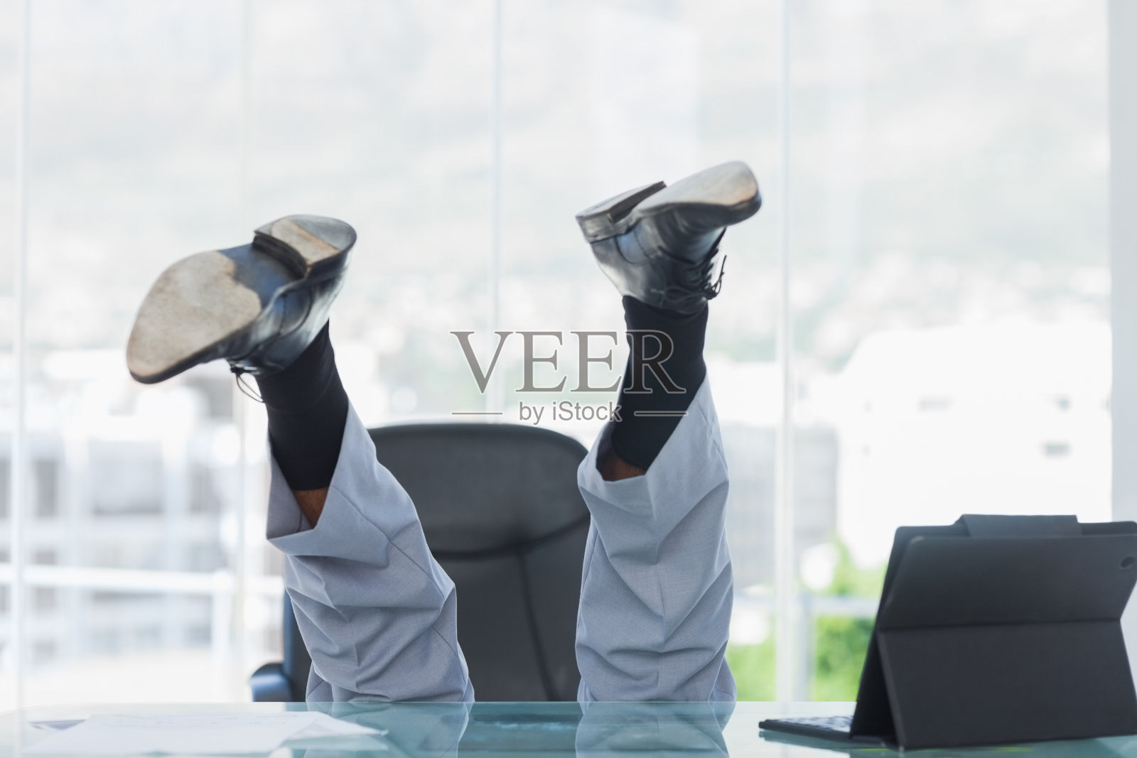 从他的转椅上摔下来的生意都快疯了照片摄影图片