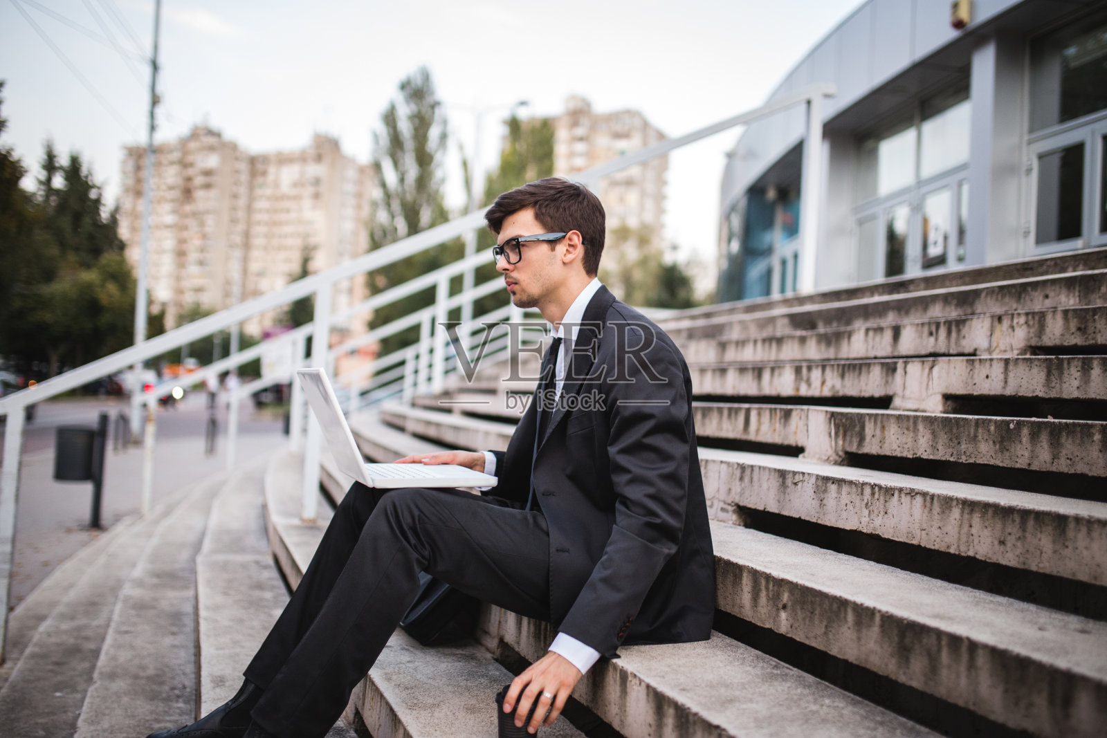 商人与笔记本电脑照片摄影图片