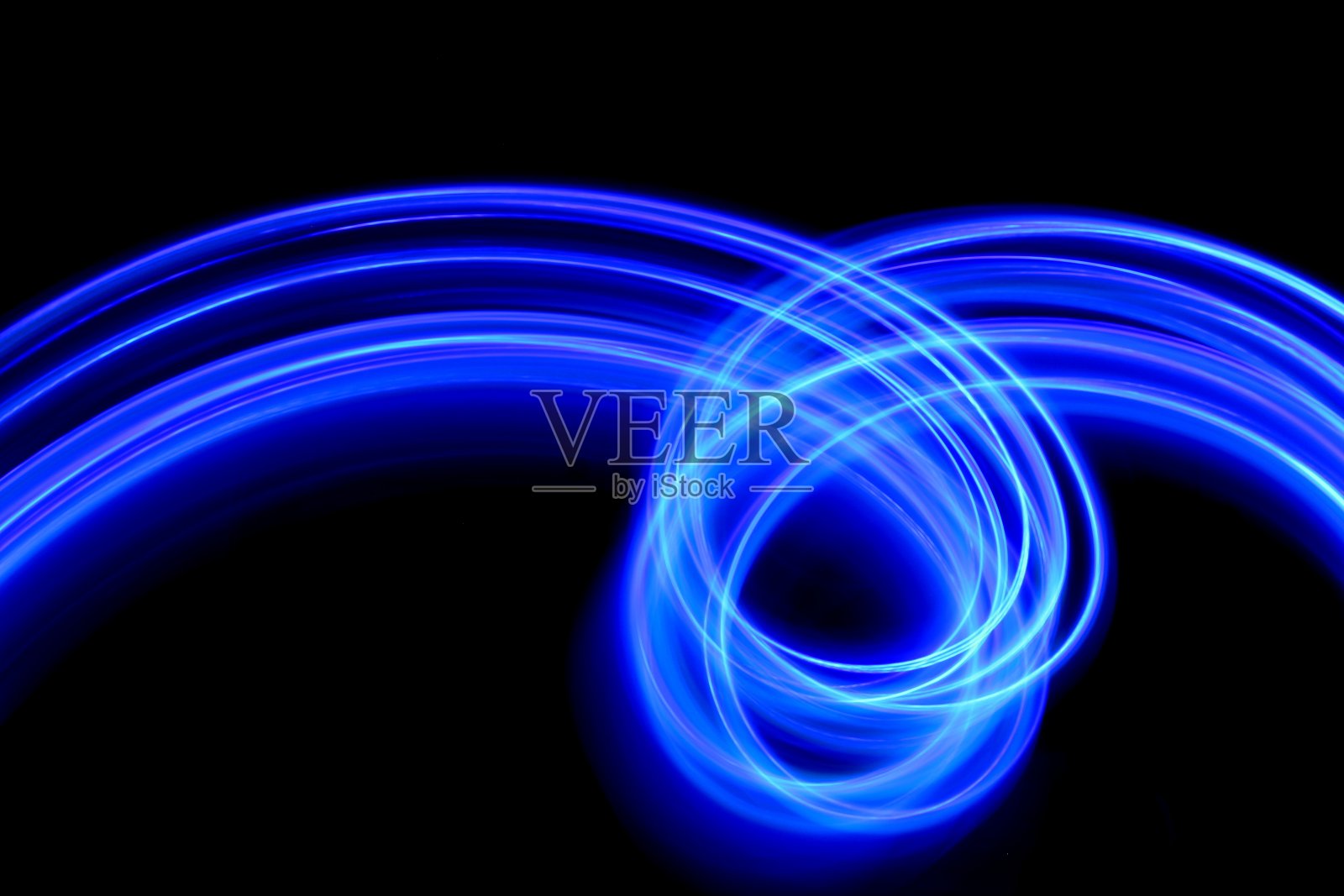 光画摄影-蓝色仙子灯在平行线，长曝光，在一个干净的黑色背景照片摄影图片