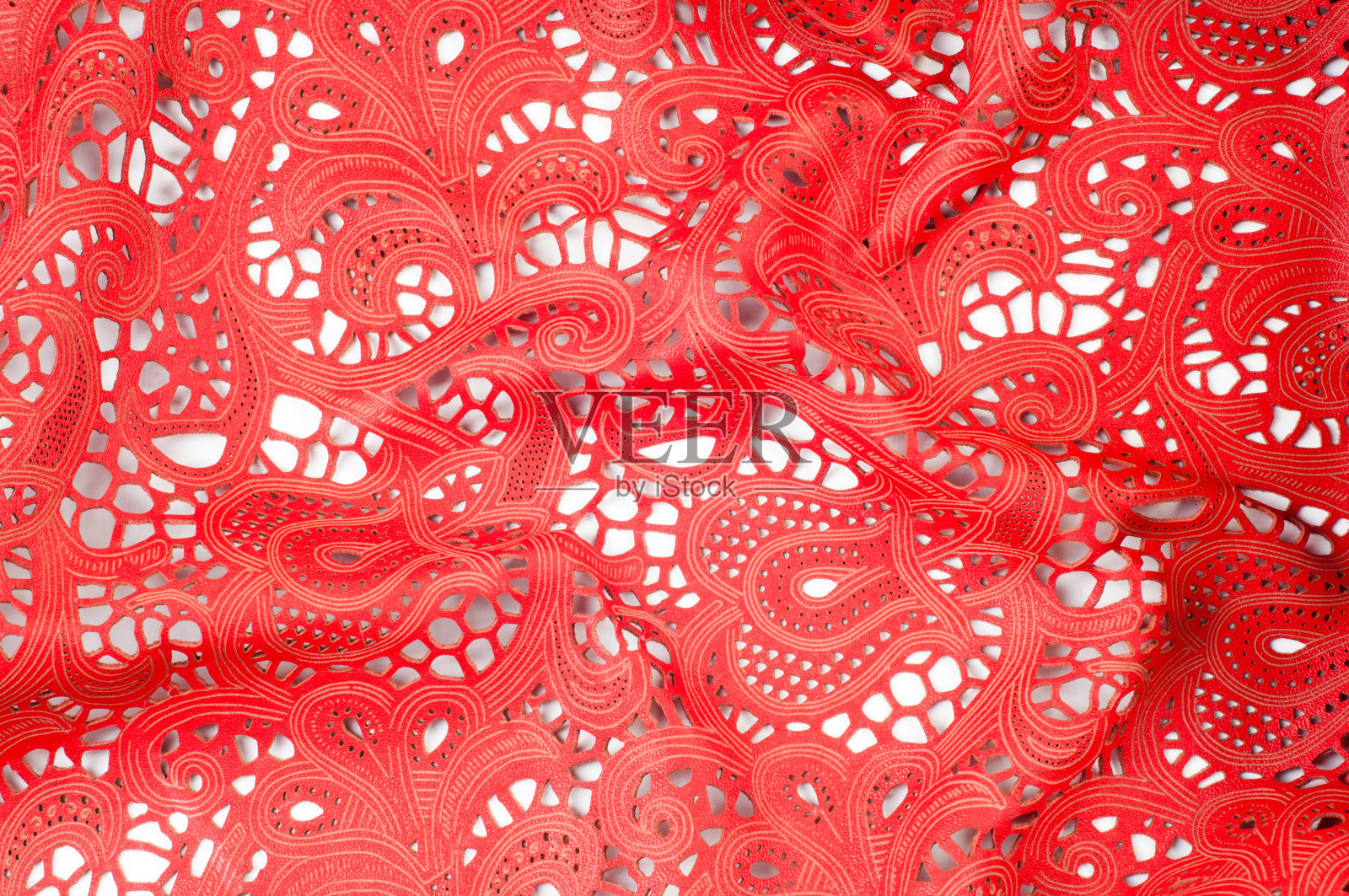 皮肤纹理与一个破碎的红色花边图案照片摄影图片