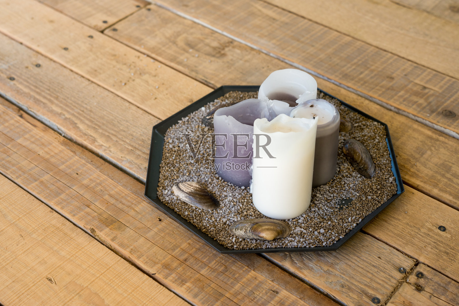 烛台放在木桌上照片摄影图片