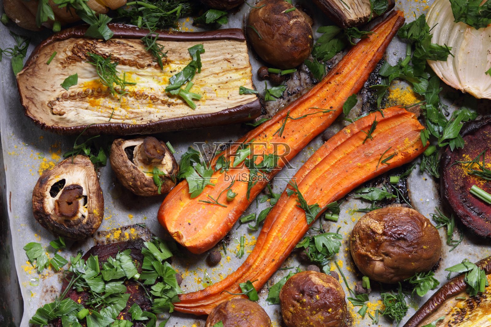 各种蔬菜在家中厨房的烤箱中烘烤照片摄影图片