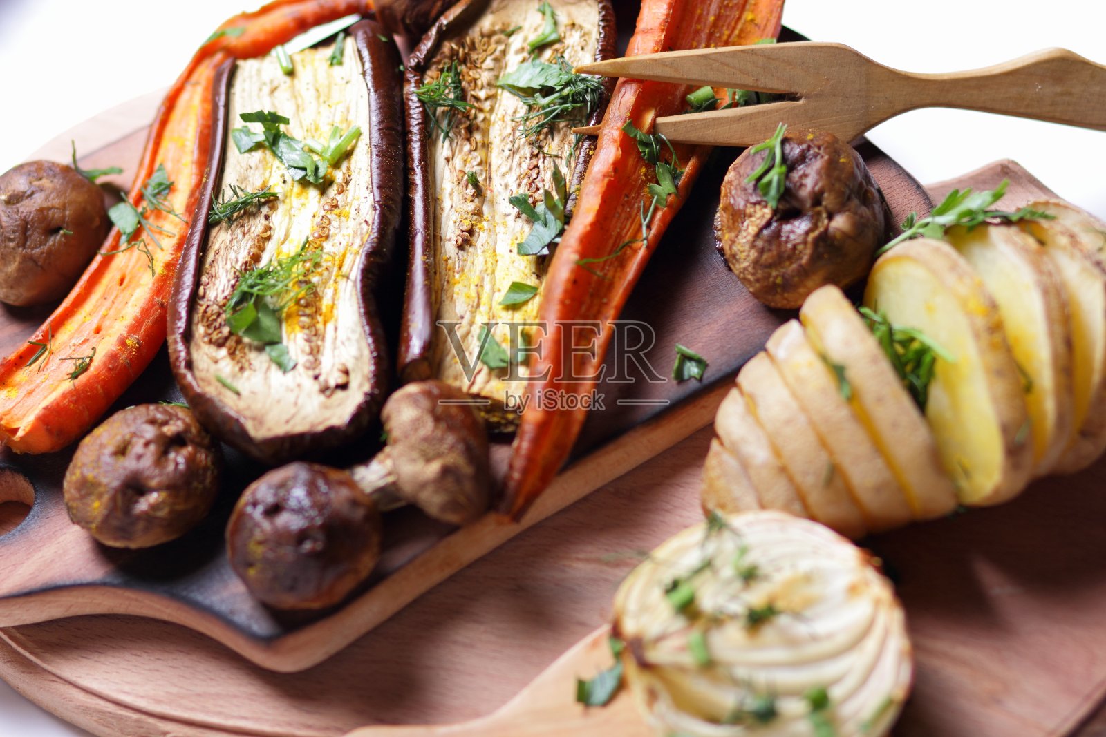 各种蔬菜在家中厨房的烤箱中烘烤照片摄影图片