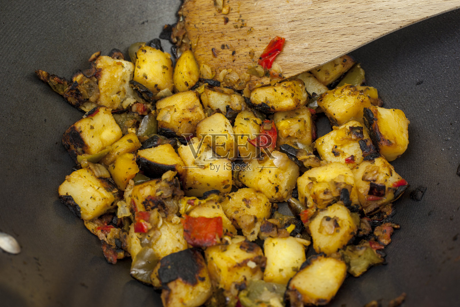 平底锅中略烧焦的地中海混合蔬菜照片摄影图片