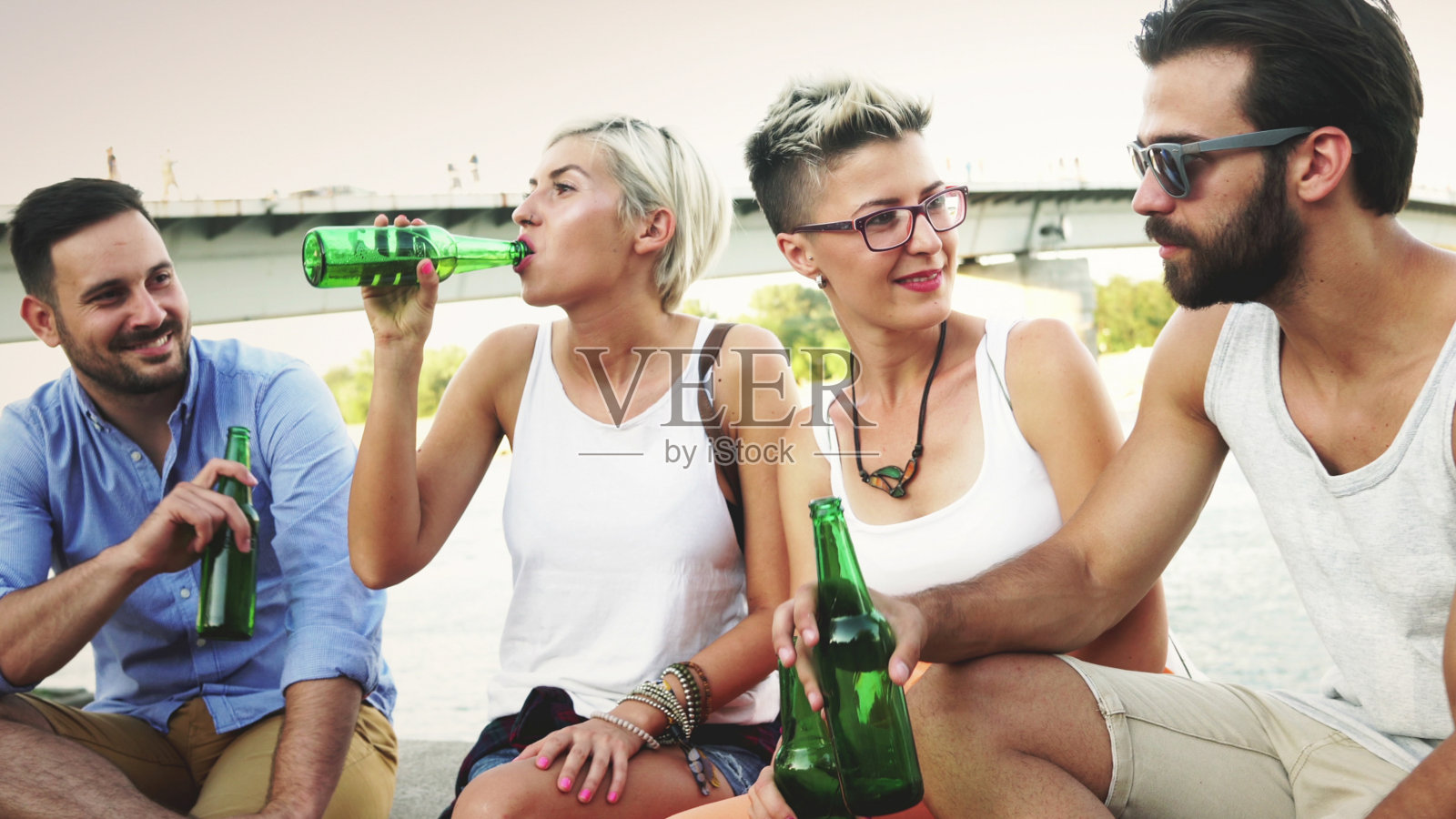 朋友们在闲暇时间享受和喝啤酒照片摄影图片