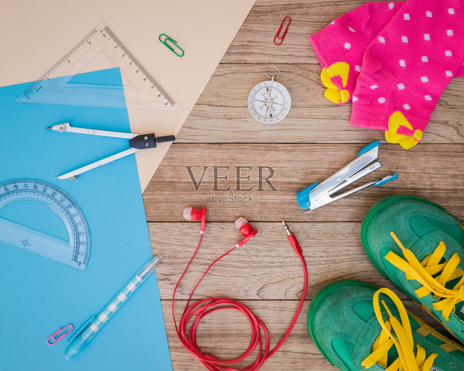 运动鞋、书写材料、指南针、耳机等。照片摄影图片