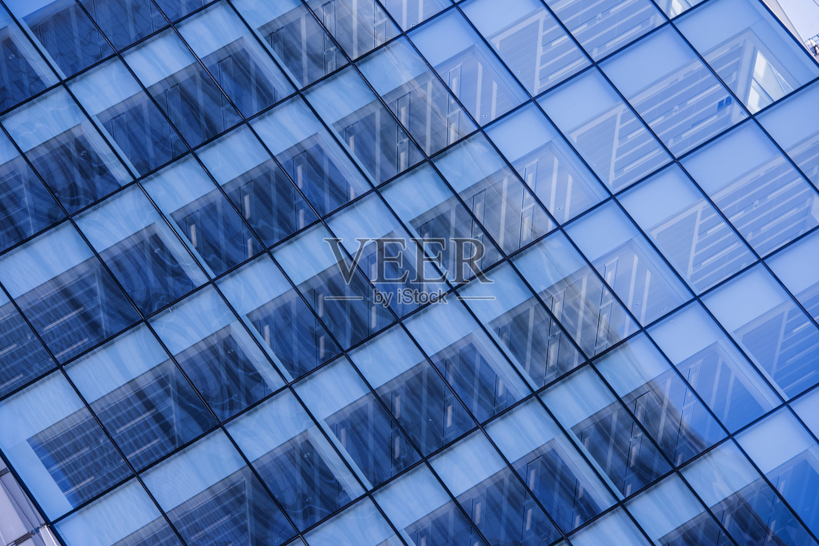 马德里未来主义风格的商业大厦照片摄影图片