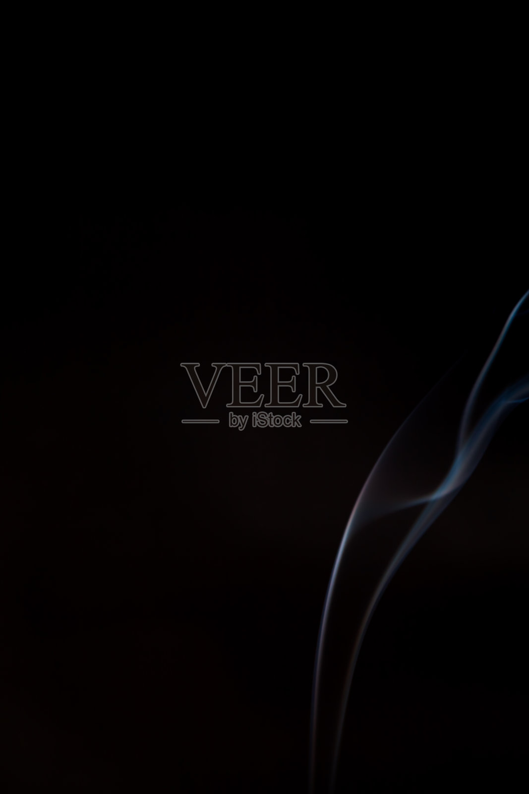 黑色背景中的烟雾照片摄影图片