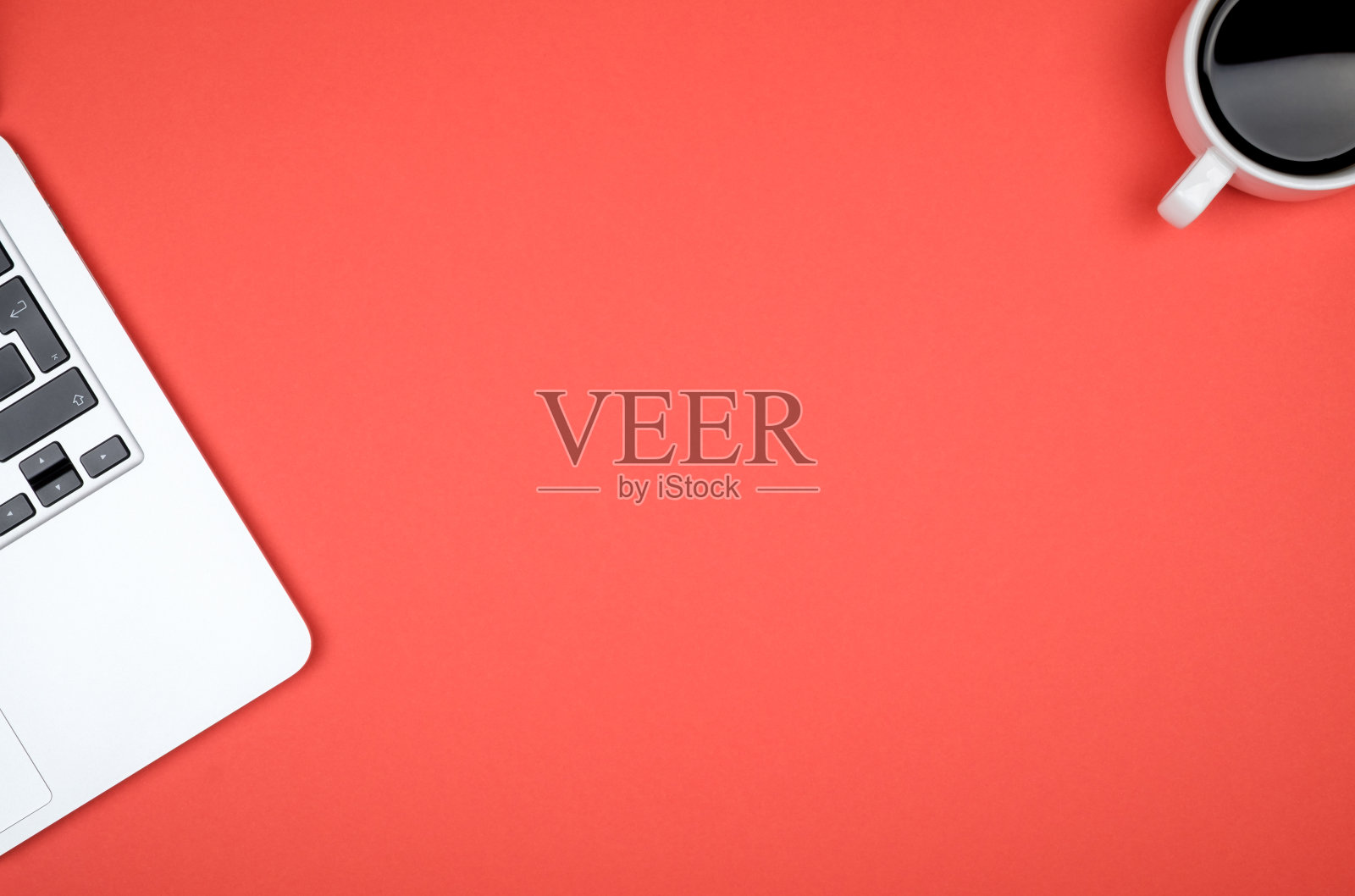 红色的办公桌，桌子和电脑。顶部视图与复制空间照片摄影图片